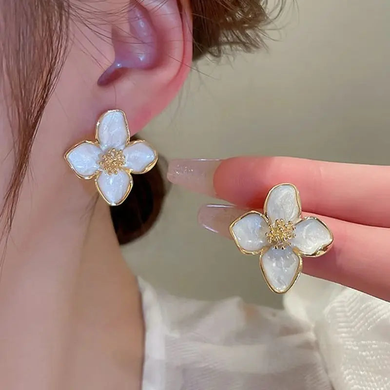 Brincos Elegantes de Flor em Esmalte Branco