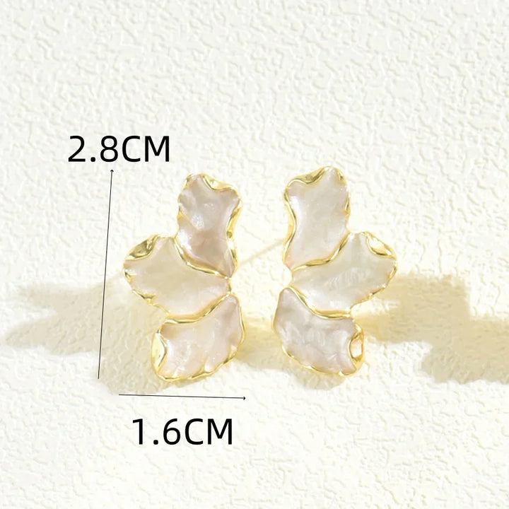 Brincos de Estudo de Flor em Esmalte Elegante